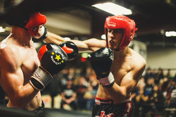 Comment les techniques de combat en clinch du Muay Thai peuvent-elles être adaptées pour la self-défense?